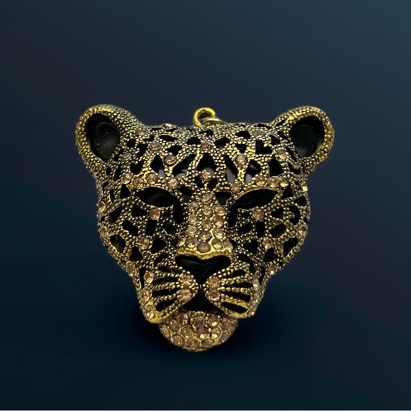 Sparkling Leopard Head‎ Pendant – Gold Tone with Rhinestones - Picture 1 of 8
